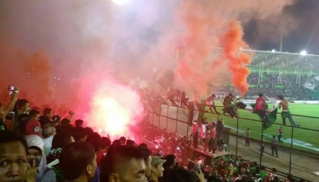 5 Tindakan Suporter yang Berujung Sanksi (2)