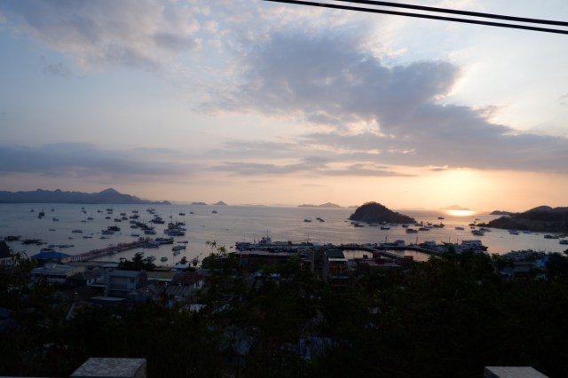 Pemandangan dermaga disekitar Labuan Bajo dari ketinggian