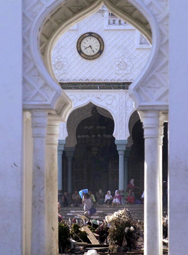 Jam di Masjid Baiturrahman yang menunjukkan waktu ketika bencana melanda setelah gempa bumi dan tsunami yang melanda Banda Aceh, 29 Desember 2004.  (Foto: AFP PHOTO / Dewira)