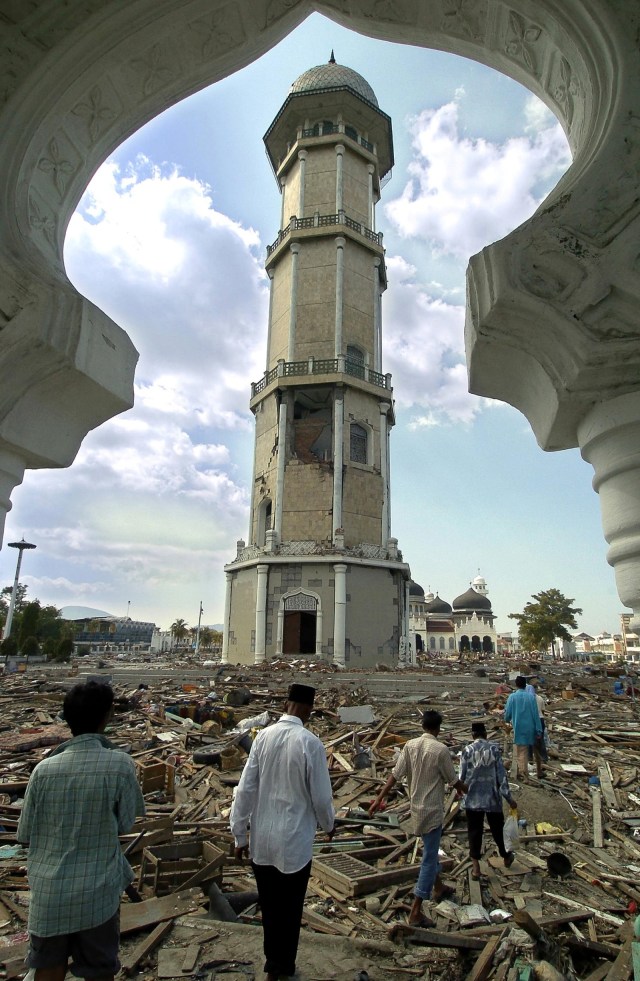 Suasana masjid terbesar di Banda Aceh pada 28 Desember 2004. (Foto: AFP PHOTO / Bay Ismoyo)