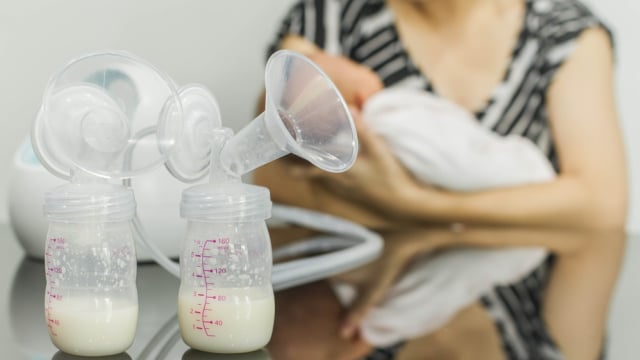 Ilustrasi memompa ASI perah. Foto: Shutterstock