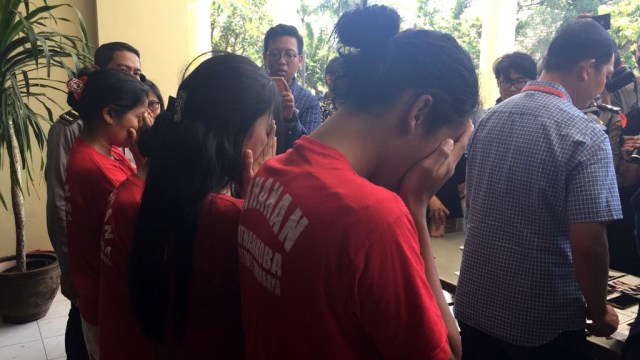 Reskrim Polrestabes Surabaya gelar tersangka dan barang bukti Kronologis Penjualan Bayi Via Instagram. (Foto: Nuryatin Phaksy Sukowati/kumparan)