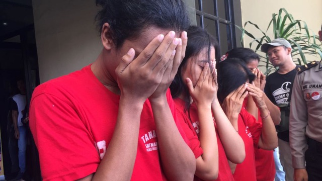 Reskrim Polrestabes Surabaya gelar tersangka dan barang bukti Kronologis Penjualan Bayi Via Instagram. (Foto: Nuryatin Phaksy Sukowati/kumparan)