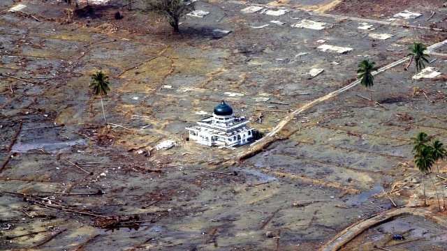 Kondisi masjid setelah gempa dan tsunami yang melanda propinsi Aceh pada 26 Desember 2004 di Meulaboh, Aceh Barat, (1/1/2005). (Foto: AFP PHOTO / Joel Saget)