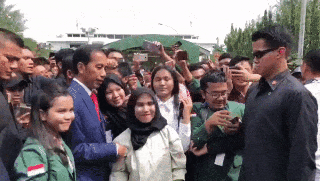 Paspamres larang salam dua jari. (Foto: Twitter @MurtadhaOne)