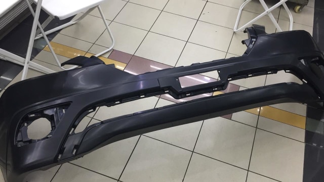 Contoh bumper copotan Toyota Innova facelift (Foto: Aditya Pratama Niagara/kumparanOTO)