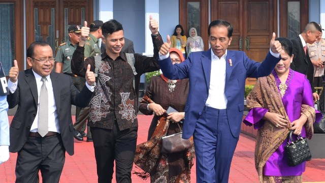 Jokowi (dua kanan) belajar bahasa isyarat dengan Surya Sahetapy (dua kiri), Selasa (9/10/2018). (Foto: Dok. Biro Pers Setpres)