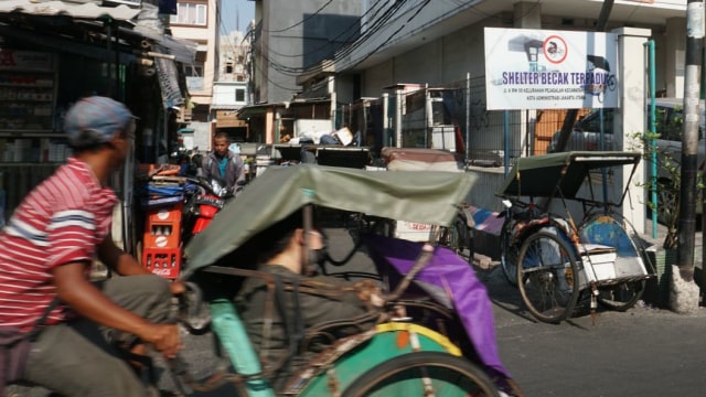 Shelter becak terpadu di sekitar Pasar Teluk Gong, Jakarta Utara. (Foto: Nugroho Sejati/kumparan)
