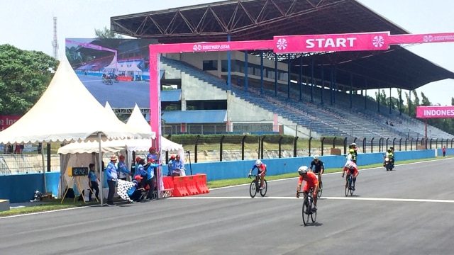 Para pesepeda di cabor para sepeda Asian Para Games 2018. (Foto: Sandi Firdaus/kumparan)