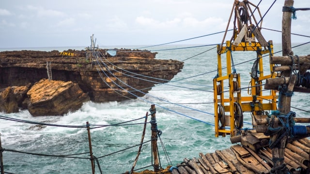 Gondola tradisional di Pantai Timang, Yogyakarta (Foto: Flickr/Pandora Voon)