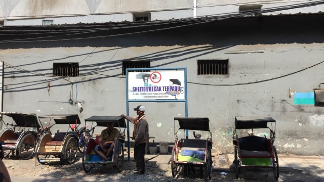 Shelter becak di kawasan Teluk Gong, Pejagalan, Jakarta Utara. (Foto: Darin Atiandina/kumparan)