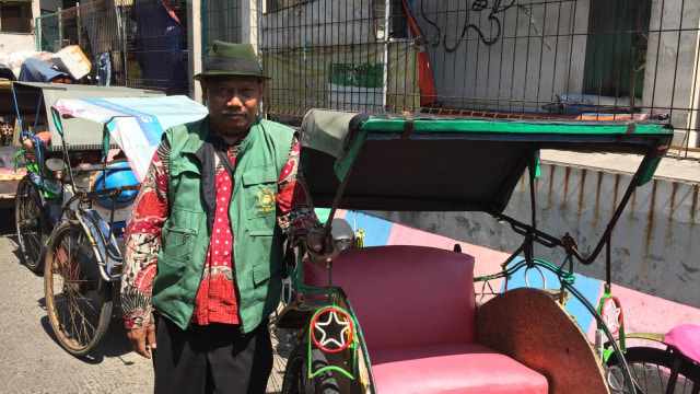 Shelter becak di kawasan Teluk Gong, Pejagalan, Jakarta Utara. (Foto: Darin Atiandina/kumparan)