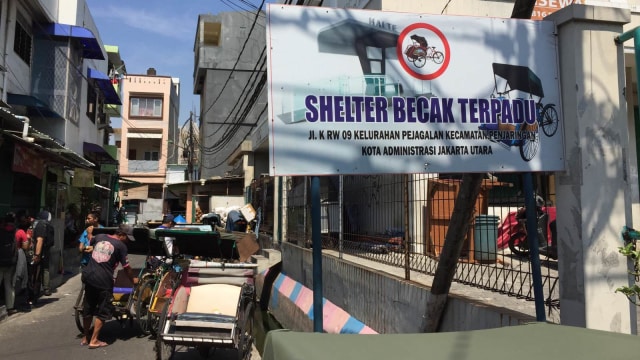 Shelter becak di kawasan Teluk Gong, Pejagalan, Jakarta Utara. (Foto: Darin Atiandina/kumparan)