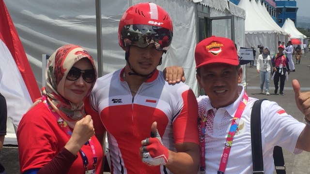 Marthin Losu (tengah) saat merayakan kemenangan, Selasa (9/10/2018). (Foto: Sandi Firdaus/kumparan)