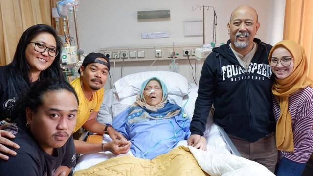 Istri Indro Warkop saat dijenguk oleh kerabat. (Foto: Instagram/@indrowarkop_asli)