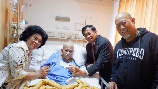 Agum Gumelar saat menjenguk istri Indro Warkop. (Foto: Instagram/@indrowarkop_asli)