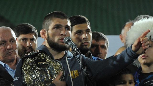 Khabib Nurmagomedov dalam acara perayaan kemenangan atas Conor McGregor di Makhachkala. (Foto: Reuters/Said Tsarnayev)
