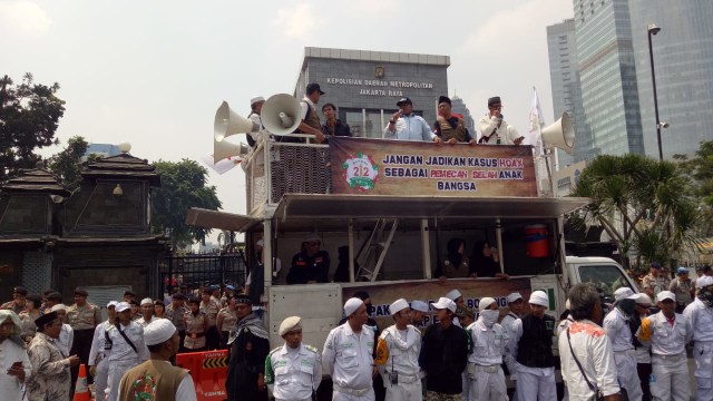Aksi Massa Persaudaraan Alumni 212 saat berunjuk rasa untuk mengawal pemeriksaan Amien Rais di luar Polda Metro Jaya. (Foto: Maulana Ramadhan/kumparan)