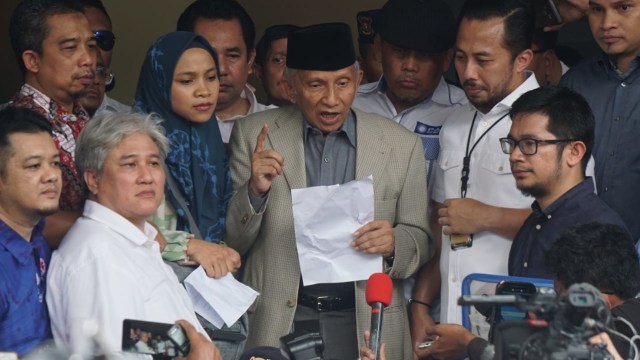 Ketua Majelis Kehormatan Partai PAN, Amien Rais menjelaskan ke wartawan saat tiba di Polda Metro Jaya terkait kasus hoaks Ratna Sarumpaet. (Foto:  Fanny Kusumawardhani/kumparan)