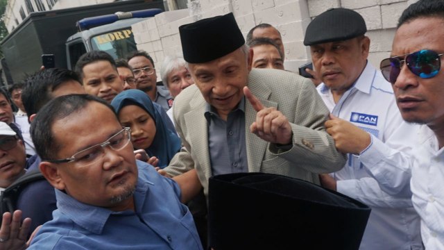Ketua Majelis Kehormatan Partai PAN, Amien Rais menjelaskan ke wartawan saat tiba di Polda Metro Jaya terkait kasus hoaks Ratna Sarumpaet. (Foto:  Fanny Kusumawardhani/kumparan)
