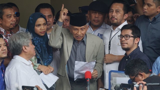 Ketua Majelis Kehormatan Partai PAN, Amien Rais menjelaskan ke wartawan saat tiba di Polda Metro Jaya terkait kasus hoaks Ratna Sarumpaet. (Foto:  Fanny Kusumawardhani/kumparan)