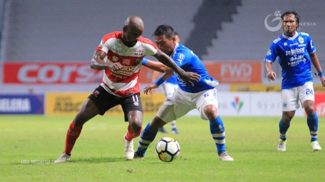 Tony Sucipto berupaya mengadang pergerakan Greg Nwokolo. (Foto: Dok. PT LIB)
