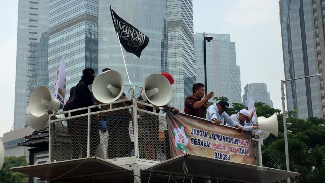 Massa aksi dari PA 212 berorasi di depan Polda Metro Jaya. (Foto: Fachrul Irwinsyah/kumparan)