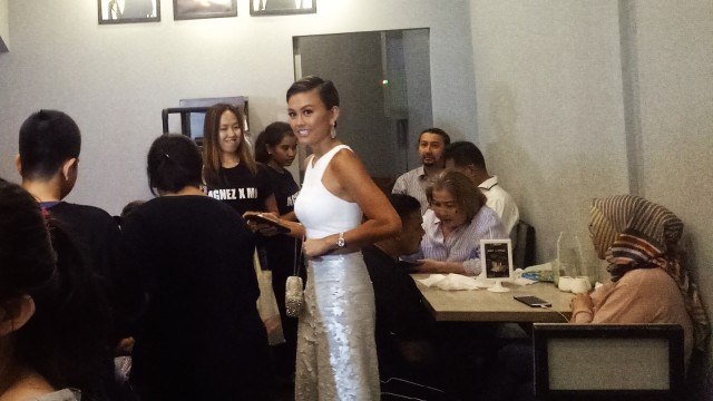 Agnez Mo bersama dengan kekasihnya di kawasan Kedoya, Jakarta Barat. (Foto: Ainul Qalbi/kumparan)