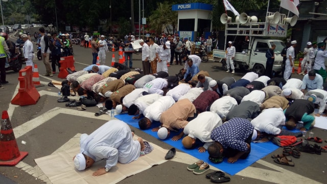 Massa PA 212 Salat Zuhur di depan Polda Metro Jaya, Rabu (10/10/2018). (Foto: Maulana Ramadhan/kumparan)