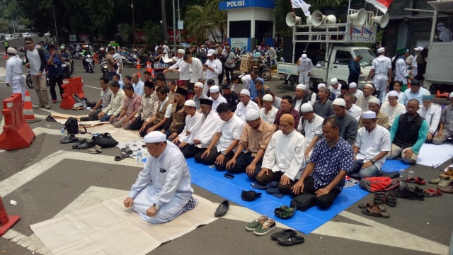 Massa PA 212 Salat Zuhur di depan Polda Metro Jaya, Rabu (10/10/2018). (Foto: Maulana Ramadhan/kumparan)