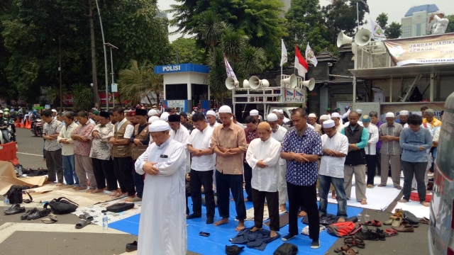 Massa PA 212 Salat Zuhur di depan Polda Metro Jaya, Rabu (10/10/2018). (Foto: Maulana Ramadhan/kumparan)