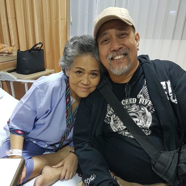 7 Potret Manis Indro Warkop dengan Sang Istri (2)