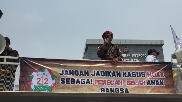 Orasi Massa pembela Amien Rais menyanyikan lagu gugur bunga sebagai pembuka usai makan siang, Rabu (10/10/2018). (Foto: Fachrul Irwinsyah/kumparan)