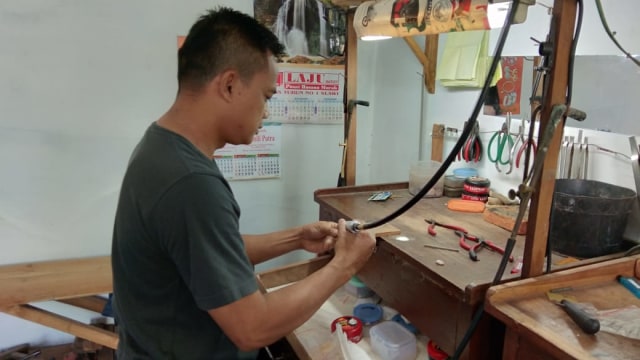 Pengrajin Emas dan Perak di Tegal Terancam Gulung Tikar