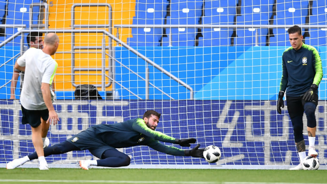 Alisson Becker (tengah) menjalani latihan bersama Ederson Moraes (kiri) di Timnas Brasil. (Foto: Joe Klamar/AFP)