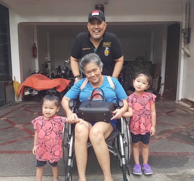 7 Potret Manis Indro Warkop dengan Sang Istri (3)