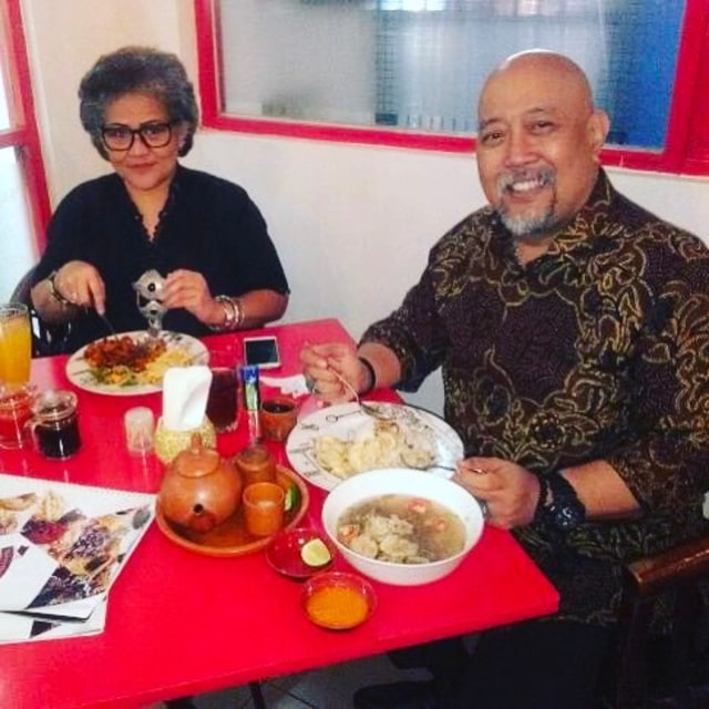 7 Potret Manis Indro Warkop dengan Sang Istri (6)