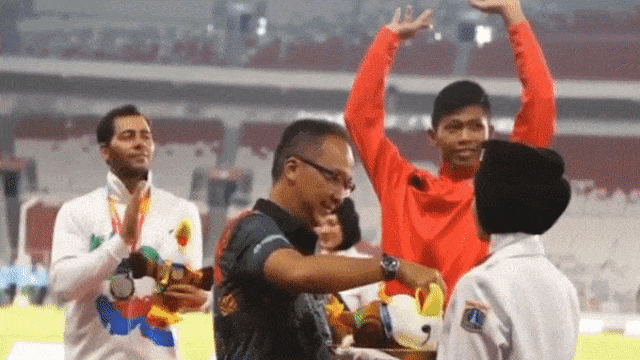Pengalungan Medali kepada Sapto Yogo Purnomo (Foto: FaceBook/Agus Gumiwang Kartasasmita)