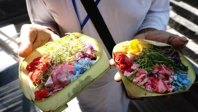 Bunga-bungan untuk tradisi Sajen di tempat Peribadatan Bali, Rabu (10/10/2018). Foto: Helmi Afandi Abdullah/kumparan