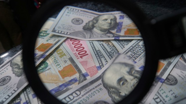 Uang dolar dan rupiah di salah satu tempat penukaran mata uang asing/money changer. (Foto: Fanny Kusumawardhani/kumparan)