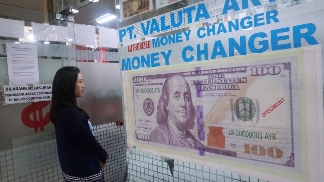Suasana penukaran uang dolar dan rupiah di money changer Jakarta. (Foto: Fanny Kusumawardhani/kumparan)