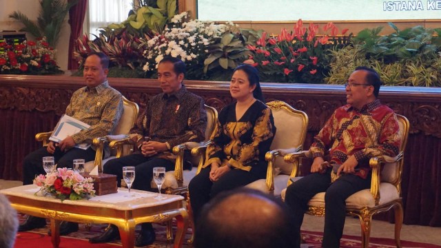 Menteri Kemenristekdikti Mohammad Nasir (Kiri), Presiden Jokowi (Kedua dari kiri), Menteri PMK Puan Maharani (Kedua dari Kanan), Mensesneg Pratikno (Kanan)  di Istana Negara. (Foto: Yudhistira Amran Saleh/kumparan)