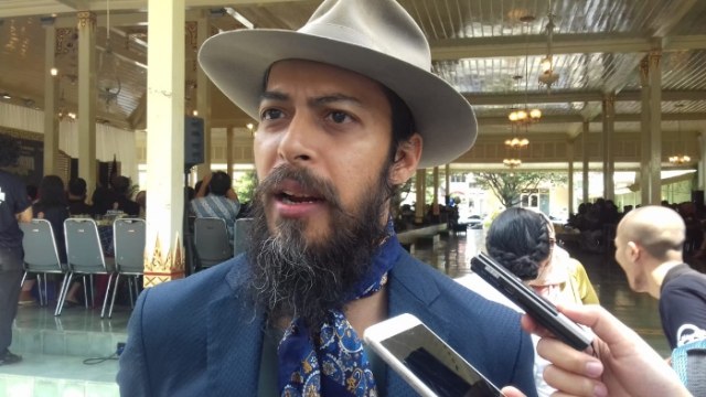 Lama Tak Terdengar,  Rupanya Alex Abbad Serius Lestarikan Aksara Jawa