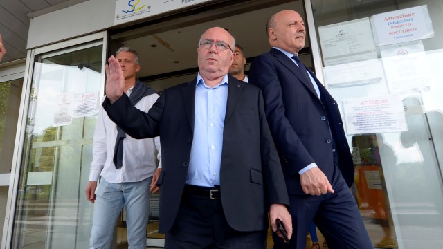 Para petinggi Juventus, Carlo Tavecchio dan Beppe Marotta. (Foto: MASSIMO PINCA / AFP)