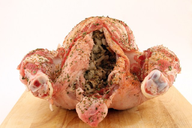 Memberi bumbu pada ayam (Foto: Pixabay)