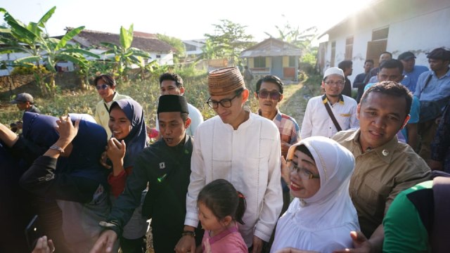 Sandiaga Uno melakukan napak tilas di tempat kelahiran ibunya di Indramayu (Foto: Tim Sandiaga Uno)