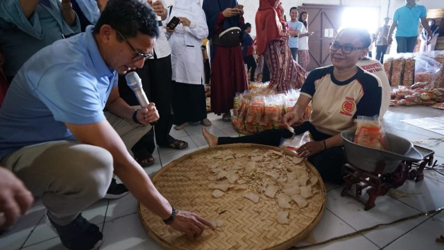 Sandiaga Uno mengunjungi sentra kerupuk Dua Gajah di Indramayu.  (Foto: Dok. Tim Sandiaga Uno)