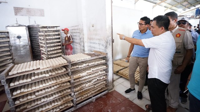 Sandiaga Uno mengunjungi sentra kerupuk Dua Gajah di Indramayu.  (Foto: Dok. Tim Sandiaga Uno)