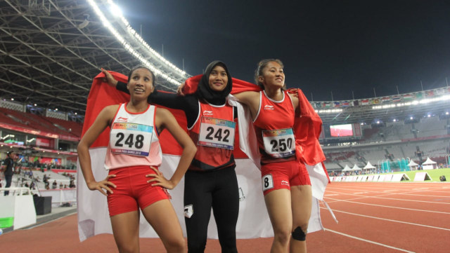 Putri Aulia (kanan), Ni Made Arianti Putri  (kiri), Endang Sari Sitorus (tengah) atlet lari Indonesia 100m nomor T13 di Asian Para Games 2018, Jakarta, Rabu (10/10/2018). (Foto: Irfan Adi Saputra/kumparan)