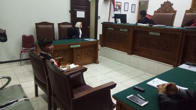 Roro Fitria sesenggukan saat ucapkan pleidoi di hadapan majelis hakim. (Foto: Ainul Qalbi/kumparan)